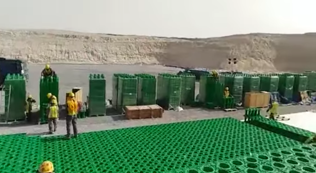 Almacenamiento subterráneo de agua de lluvia bajo un estacionamiento o una vía de acceso