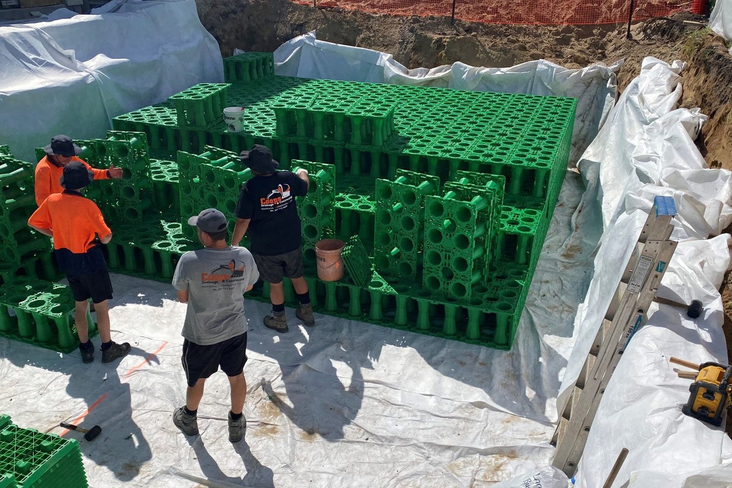 Lage 3: Platzierung der Versickerungsboxen auf einer Geotextilumhüllung