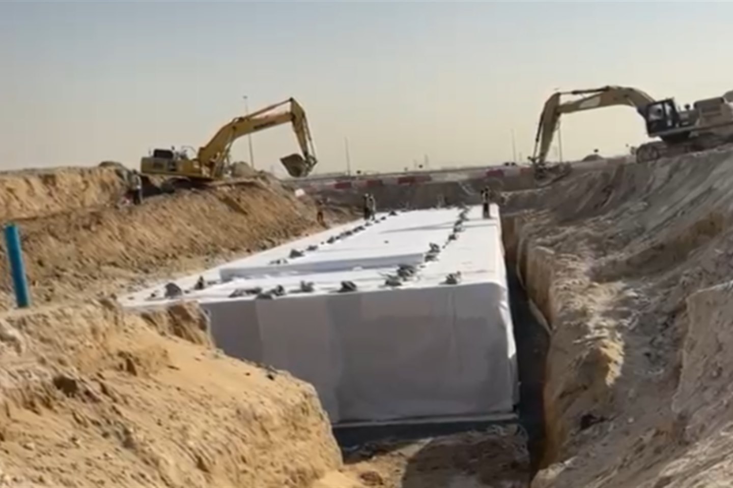 Lage 6: Fertiggestellte, mit Geotextil umhüllte Versickerungsanlage