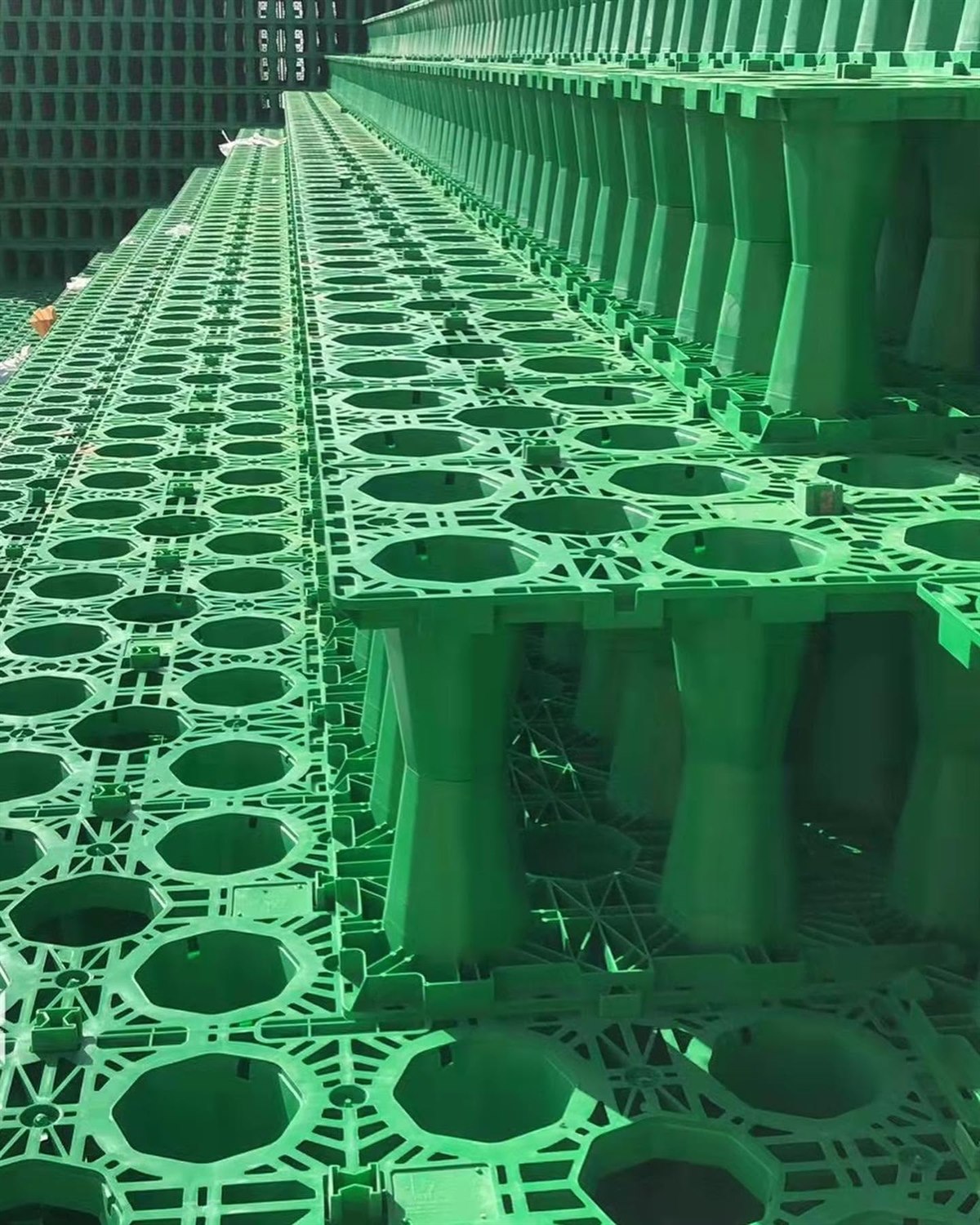 Tanque OSD modular geocelular frente a tanque de concreto prefabricado