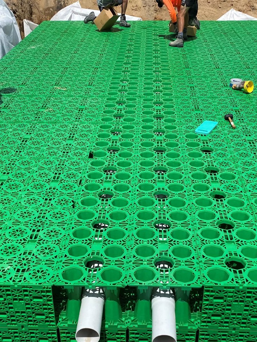 StormTank-OSD-installatie in een groene krattenomgeving